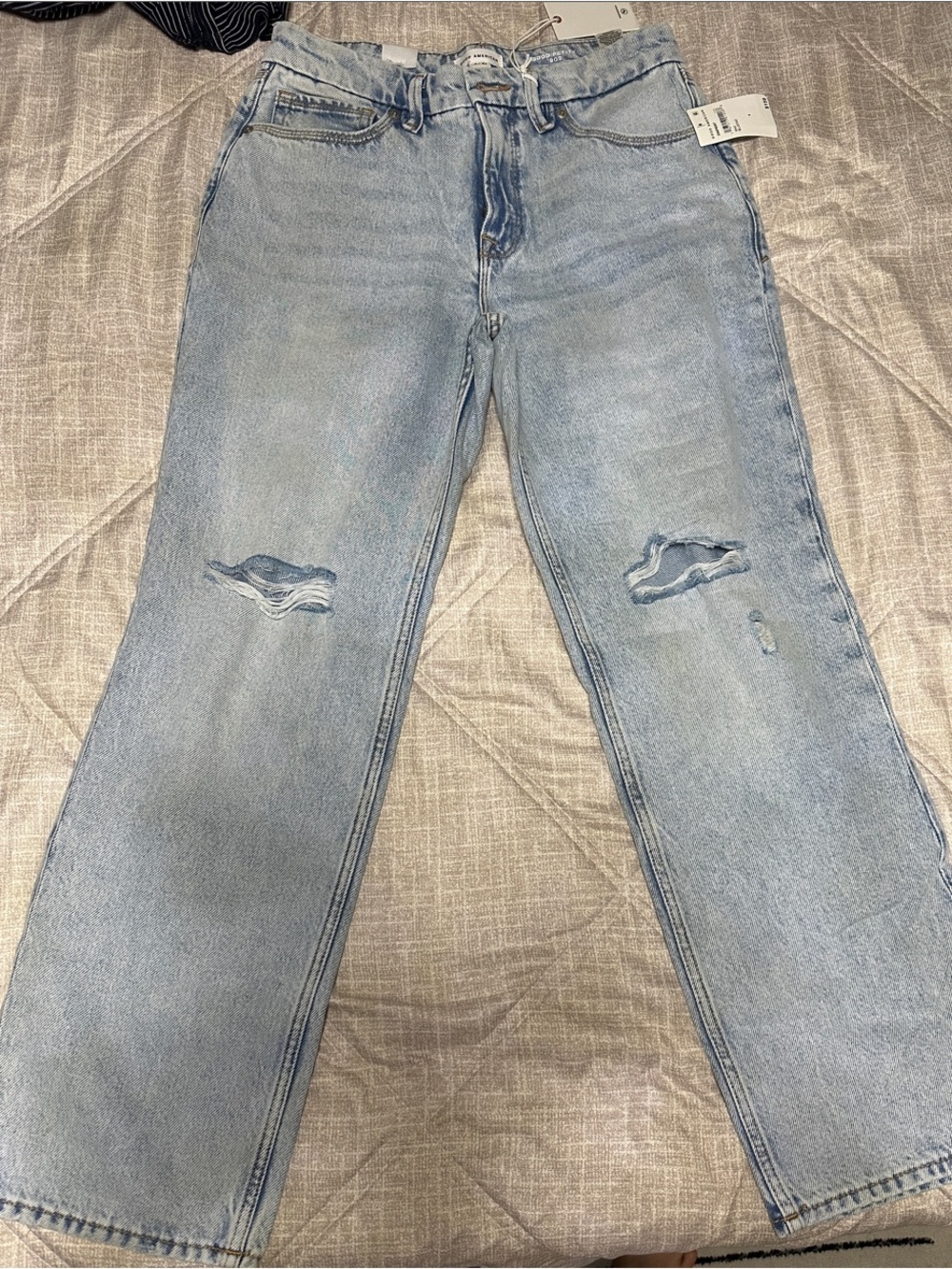 BRAND NEW Good American Light Blue Relaxed Straight Jeans with Knee Rips
